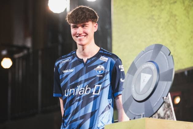 Virtual Bundesliga Grand Final by WOW; 21.04.2024 Jonas Wirth (Jonny, SC Paderborn 07), Die Meisterscheibe der Virtual Bundesliga Grand Final by WOW. Virtual Bundesliga Grand Final by WOW; 21.04.2024