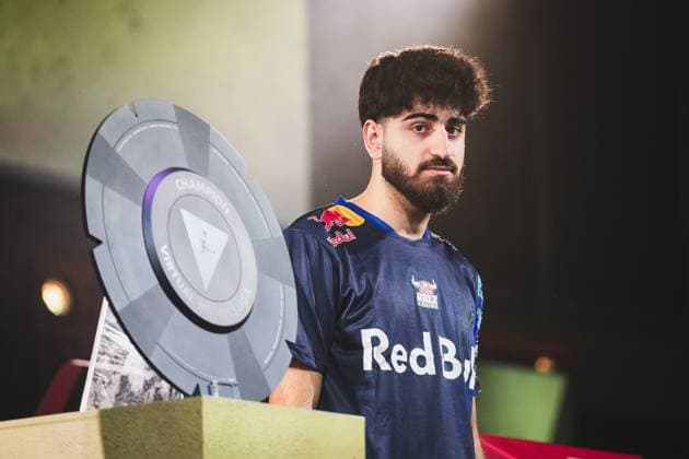 Virtual Bundesliga Grand Final by WOW; 21.04.2024 Umut Gültekin (RBLZ_Umut, RB Leipzig), Die Meisterscheibe der Virtual Bundesliga Grand Final by WOW. Virtual Bundesliga Grand Final by WOW; 21.04.2024