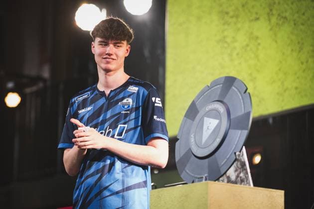 Virtual Bundesliga Grand Final by WOW; 21.04.2024 Jonas Wirth (Jonny, SC Paderborn 07), Die Meisterscheibe der Virtual Bundesliga Grand Final by WOW. Virtual Bundesliga Grand Final by WOW; 21.04.2024