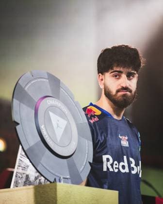 Virtual Bundesliga Grand Final by WOW; 21.04.2024 Umut Gültekin (RBLZ_Umut, RB Leipzig), Die Meisterscheibe der Virtual Bundesliga Grand Final by WOW. Virtual Bundesliga Grand Final by WOW; 21.04.2024