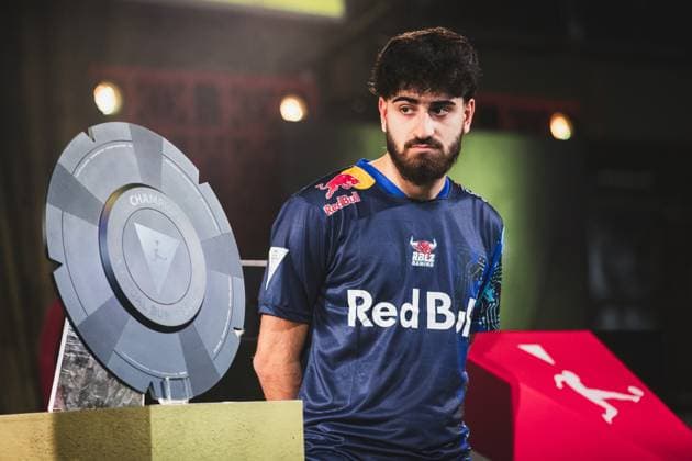Virtual Bundesliga Grand Final by WOW; 21.04.2024 Umut Gültekin (RBLZ_Umut, RB Leipzig), Die Meisterscheibe der Virtual Bundesliga Grand Final by WOW. Virtual Bundesliga Grand Final by WOW; 21.04.2024