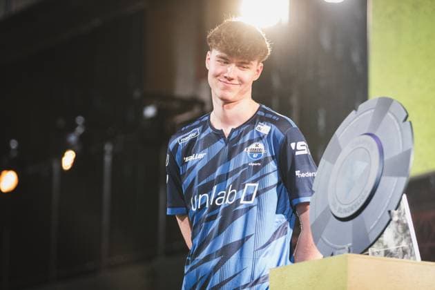 Virtual Bundesliga Grand Final by WOW; 21.04.2024 Jonas Wirth (Jonny, SC Paderborn 07), Die Meisterscheibe der Virtual Bundesliga Grand Final by WOW. Virtual Bundesliga Grand Final by WOW; 21.04.2024
