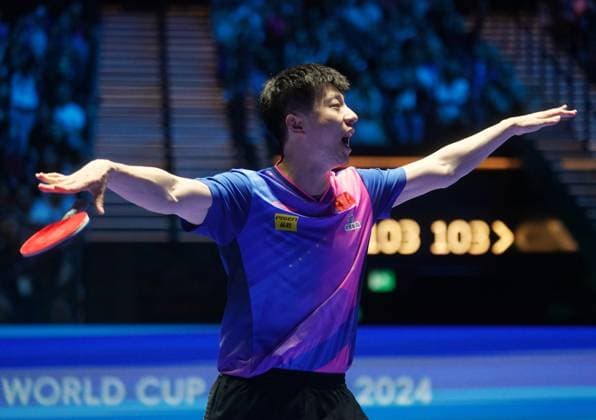 Bilder des Jahres 2024, Sport 04 April Sport Themen der Woche KW16 Sport Bilder des Tages (240421) -- MACAO, April 21, 2024 -- Ma Long of China celebrates after winning the men s singles final match against his teammate Lin Gaoyuan at the ITTF World Cup Macao 2024 at Galaxy Arena in Macao, China, April 21, 2024. ) (SP)CHINA-MACAO Table tennis, Tischtennis ITTF WORLD CUP-MEN S SINGLES FINAL WangxShen 