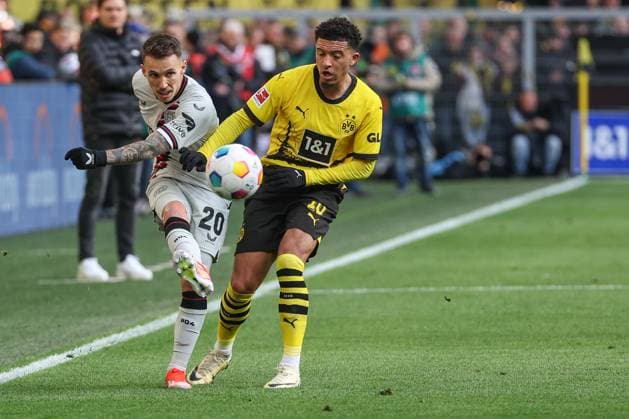 1. Bundesliga - Borussia Dortmund - Bayer 04 Leverkusen am 21.04.2024 im Signal Iduna Park in Dortmund Alejandro Grimaldo (Leverkusen 20) gegen Jadon Sancho (Dortmund 10)