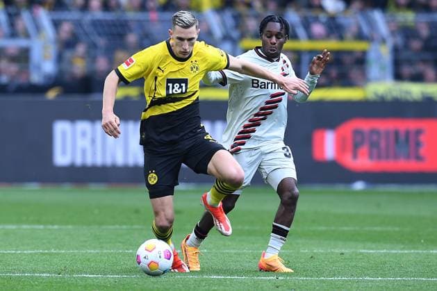 Fußball 1. Bundesliga 30. Spieltag Borussia Dortmund - Bayer 04 Leverkusen am 21.04.2024 im Signal Iduna Park in Dortmund Nico Schlotterbeck ( Dortmund ), vorne - Jeremie Frimpong ( Leverkusen ), hinten DFL regulations prohibit any use of photographs as image sequences and or quasi-video.