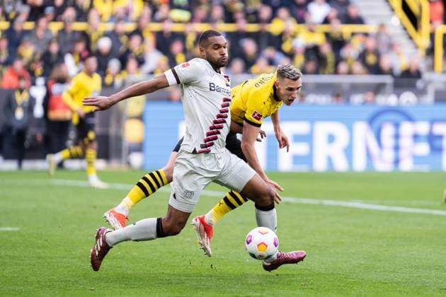 GER, 1. FBL, Borussia Dortmund vs Bayer 04 Leverkusen 21.04.2024, Signal Iduna Park, Dortmund, GER, 1. FBL, Borussia Dortmund vs Bayer 04 Leverkusen Im Bild: Zweikampf zwischen Jonathan Tah (Bayer 04 Leverkusen, 4) und Nico Schlotterbeck (BV Borussia Dortmund, 4)