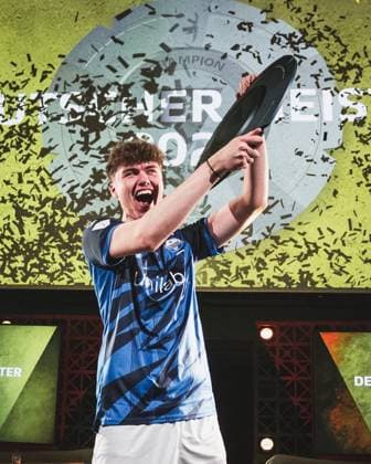Virtual Bundesliga Grand Final by WOW; 21.04.2024 Jonas Wirth (Jonny, SC Paderborn 07) im Jubel, Die Meisterscheibe der Virtual Bundesliga Grand Final by WOW. Virtual Bundesliga Grand Final by WOW; 21.04.2024