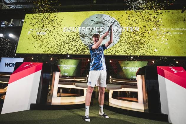 Virtual Bundesliga Grand Final by WOW; 21.04.2024 Jonas Wirth (Jonny, SC Paderborn 07) im Jubel, Die Meisterscheibe der Virtual Bundesliga Grand Final by WOW. Virtual Bundesliga Grand Final by WOW; 21.04.2024