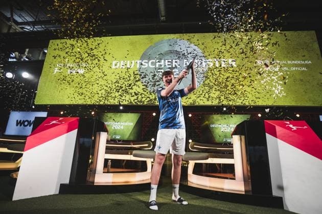 Virtual Bundesliga Grand Final by WOW; 21.04.2024 Jonas Wirth (Jonny, SC Paderborn 07) im Jubel, Die Meisterscheibe der Virtual Bundesliga Grand Final by WOW. Virtual Bundesliga Grand Final by WOW; 21.04.2024