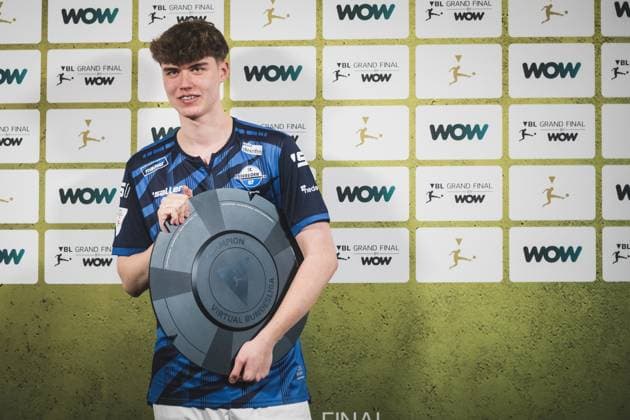 Virtual Bundesliga Grand Final by WOW; 21.04.2024 Jonas Wirth (Jonny, SC Paderborn 07) im Jubel, Die Meisterscheibe der Virtual Bundesliga Grand Final by WOW. Virtual Bundesliga Grand Final by WOW; 21.04.2024