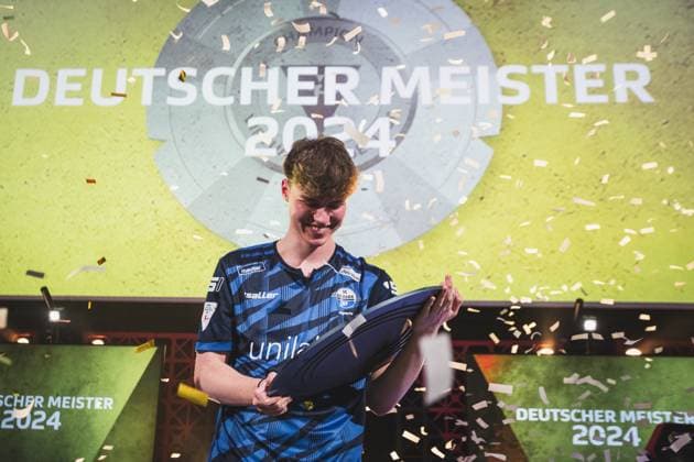 Virtual Bundesliga Grand Final by WOW; 21.04.2024 Jonas Wirth (Jonny, SC Paderborn 07) im Jubel, Die Meisterscheibe der Virtual Bundesliga Grand Final by WOW. Virtual Bundesliga Grand Final by WOW; 21.04.2024