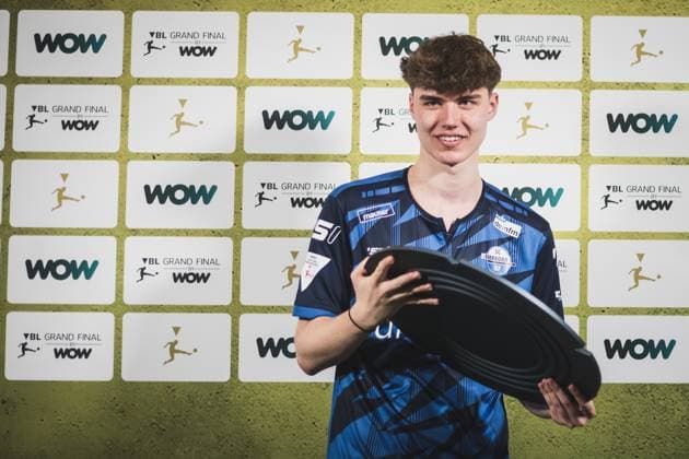 Virtual Bundesliga Grand Final by WOW; 21.04.2024 Jonas Wirth (Jonny, SC Paderborn 07) im Jubel, Die Meisterscheibe der Virtual Bundesliga Grand Final by WOW. Virtual Bundesliga Grand Final by WOW; 21.04.2024