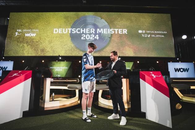 Virtual Bundesliga Grand Final by WOW; 21.04.2024 Jonas Wirth (Jonny, SC Paderborn 07) im Jubel, Die Meisterscheibe der Virtual Bundesliga Grand Final by WOW. Virtual Bundesliga Grand Final by WOW; 21.04.2024