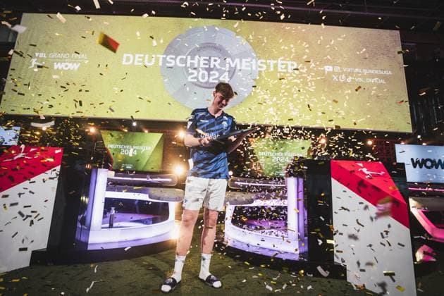 Virtual Bundesliga Grand Final by WOW; 21.04.2024 Jonas Wirth (Jonny, SC Paderborn 07) im Jubel, Die Meisterscheibe der Virtual Bundesliga Grand Final by WOW. Virtual Bundesliga Grand Final by WOW; 21.04.2024