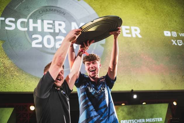 Virtual Bundesliga Grand Final by WOW; 21.04.2024 Jonas Wirth (Jonny, SC Paderborn 07) im Jubel, Die Meisterscheibe der Virtual Bundesliga Grand Final by WOW. Virtual Bundesliga Grand Final by WOW; 21.04.2024