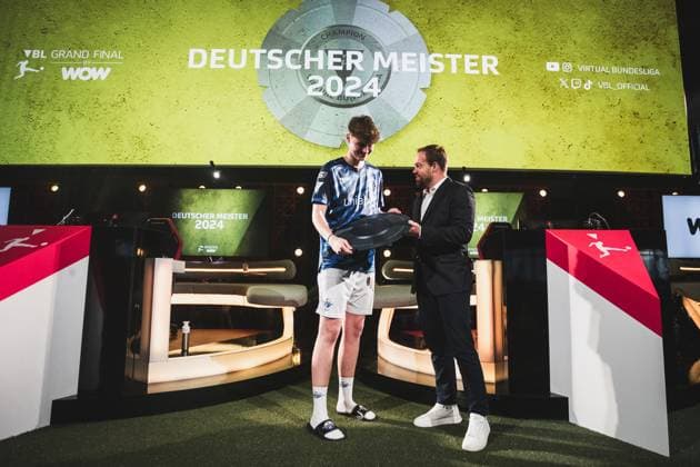Virtual Bundesliga Grand Final by WOW; 21.04.2024 Jonas Wirth (Jonny, SC Paderborn 07) im Jubel, Die Meisterscheibe der Virtual Bundesliga Grand Final by WOW. Virtual Bundesliga Grand Final by WOW; 21.04.2024
