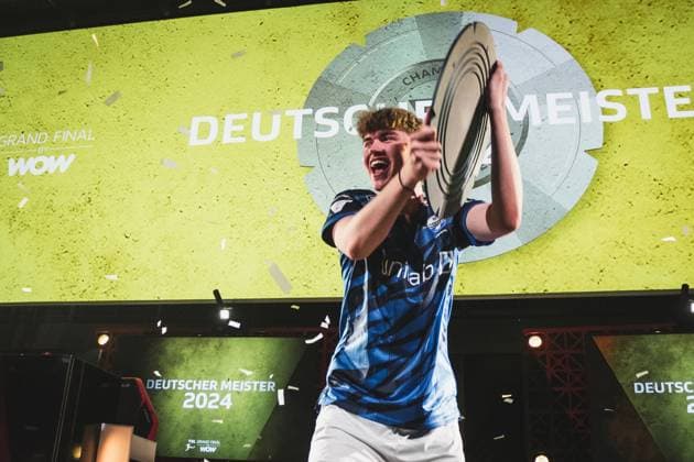 Virtual Bundesliga Grand Final by WOW; 21.04.2024 Jonas Wirth (Jonny, SC Paderborn 07) im Jubel, Die Meisterscheibe der Virtual Bundesliga Grand Final by WOW. Virtual Bundesliga Grand Final by WOW; 21.04.2024