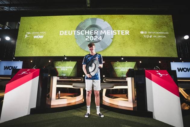 Virtual Bundesliga Grand Final by WOW; 21.04.2024 Jonas Wirth (Jonny, SC Paderborn 07) im Jubel, Die Meisterscheibe der Virtual Bundesliga Grand Final by WOW. Virtual Bundesliga Grand Final by WOW; 21.04.2024