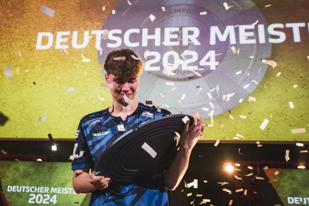 Virtual Bundesliga Grand Final by WOW; 21.04.2024 Jonas Wirth (Jonny, SC Paderborn 07) im Jubel, Die Meisterscheibe der Virtual Bundesliga Grand Final by WOW. Virtual Bundesliga Grand Final by WOW; 21.04.2024