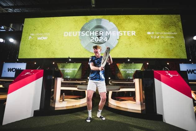 Virtual Bundesliga Grand Final by WOW; 21.04.2024 Jonas Wirth (Jonny, SC Paderborn 07) im Jubel, Die Meisterscheibe der Virtual Bundesliga Grand Final by WOW. Virtual Bundesliga Grand Final by WOW; 21.04.2024