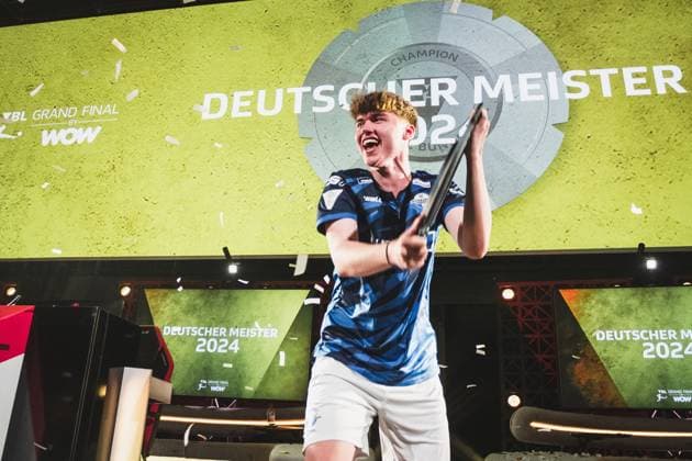 Virtual Bundesliga Grand Final by WOW; 21.04.2024 Jonas Wirth (Jonny, SC Paderborn 07) im Jubel, Die Meisterscheibe der Virtual Bundesliga Grand Final by WOW. Virtual Bundesliga Grand Final by WOW; 21.04.2024