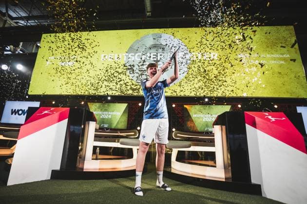 Virtual Bundesliga Grand Final by WOW; 21.04.2024 Jonas Wirth (Jonny, SC Paderborn 07) im Jubel, Die Meisterscheibe der Virtual Bundesliga Grand Final by WOW. Virtual Bundesliga Grand Final by WOW; 21.04.2024