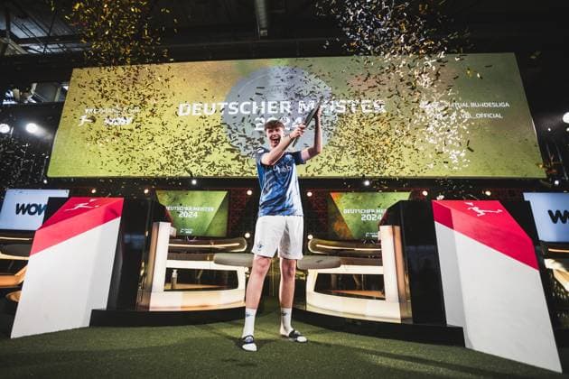 Virtual Bundesliga Grand Final by WOW; 21.04.2024 Jonas Wirth (Jonny, SC Paderborn 07) im Jubel, Die Meisterscheibe der Virtual Bundesliga Grand Final by WOW. Virtual Bundesliga Grand Final by WOW; 21.04.2024