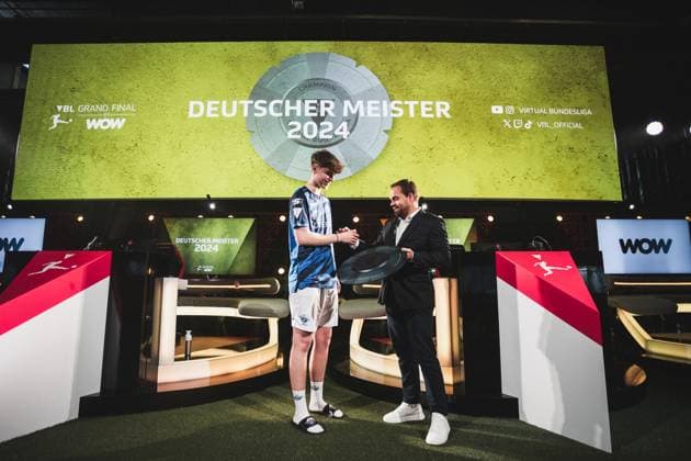 Virtual Bundesliga Grand Final by WOW; 21.04.2024 Jonas Wirth (Jonny, SC Paderborn 07) im Jubel, Die Meisterscheibe der Virtual Bundesliga Grand Final by WOW. Virtual Bundesliga Grand Final by WOW; 21.04.2024