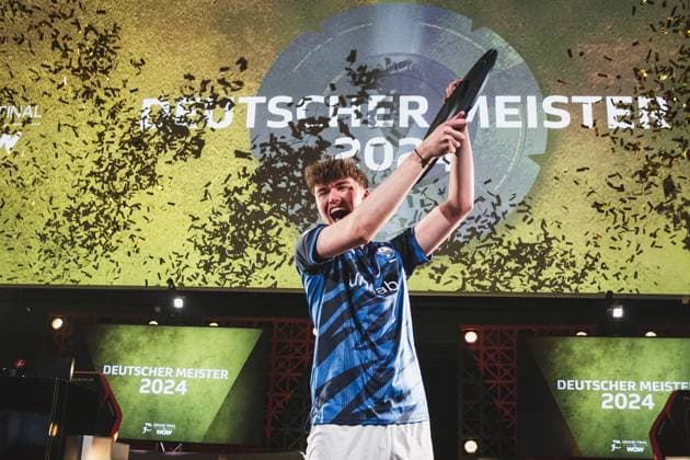 Virtual Bundesliga Grand Final by WOW; 21.04.2024 Jonas Wirth (Jonny, SC Paderborn 07) im Jubel, Die Meisterscheibe der Virtual Bundesliga Grand Final by WOW. Virtual Bundesliga Grand Final by WOW; 21.04.2024