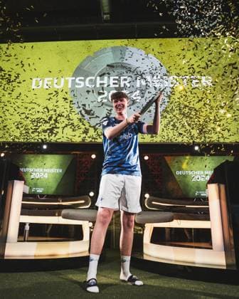 Virtual Bundesliga Grand Final by WOW; 21.04.2024 Jonas Wirth (Jonny, SC Paderborn 07) im Jubel, Die Meisterscheibe der Virtual Bundesliga Grand Final by WOW. Virtual Bundesliga Grand Final by WOW; 21.04.2024