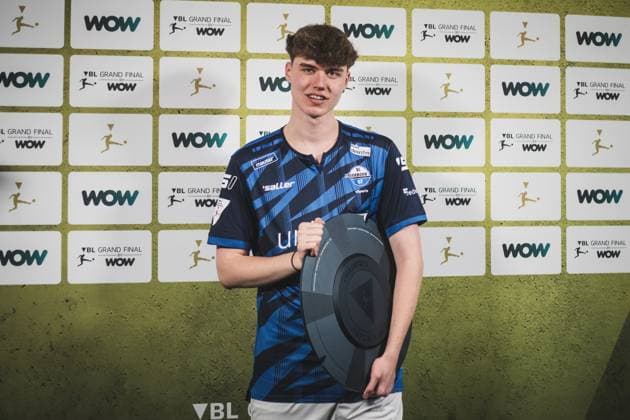 Virtual Bundesliga Grand Final by WOW; 21.04.2024 Jonas Wirth (Jonny, SC Paderborn 07) im Jubel, Die Meisterscheibe der Virtual Bundesliga Grand Final by WOW. Virtual Bundesliga Grand Final by WOW; 21.04.2024