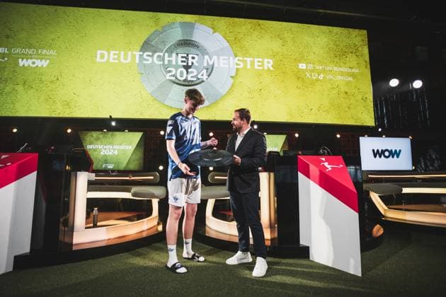 Virtual Bundesliga Grand Final by WOW; 21.04.2024 Jonas Wirth (Jonny, SC Paderborn 07) im Jubel, Die Meisterscheibe der Virtual Bundesliga Grand Final by WOW. Virtual Bundesliga Grand Final by WOW; 21.04.2024
