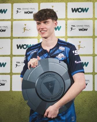 Virtual Bundesliga Grand Final by WOW; 21.04.2024 Jonas Wirth (Jonny, SC Paderborn 07) im Jubel, Die Meisterscheibe der Virtual Bundesliga Grand Final by WOW. Virtual Bundesliga Grand Final by WOW; 21.04.2024