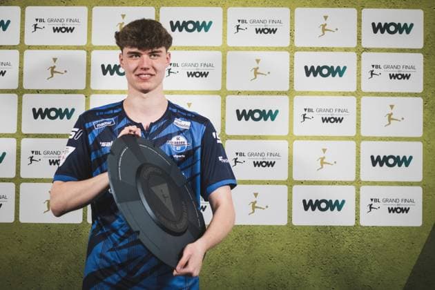 Virtual Bundesliga Grand Final by WOW; 21.04.2024 Jonas Wirth (Jonny, SC Paderborn 07) im Jubel, Die Meisterscheibe der Virtual Bundesliga Grand Final by WOW. Virtual Bundesliga Grand Final by WOW; 21.04.2024