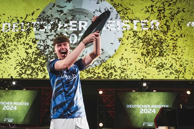 Virtual Bundesliga Grand Final by WOW; 21.04.2024 Jonas Wirth (Jonny, SC Paderborn 07) im Jubel, Die Meisterscheibe der Virtual Bundesliga Grand Final by WOW. Virtual Bundesliga Grand Final by WOW; 21.04.2024