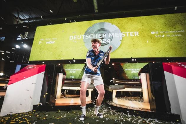 Virtual Bundesliga Grand Final by WOW; 21.04.2024 Jonas Wirth (Jonny, SC Paderborn 07) im Jubel, Die Meisterscheibe der Virtual Bundesliga Grand Final by WOW. Virtual Bundesliga Grand Final by WOW; 21.04.2024