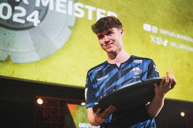 Virtual Bundesliga Grand Final by WOW; 21.04.2024 Jonas Wirth (Jonny, SC Paderborn 07) im Jubel, Die Meisterscheibe der Virtual Bundesliga Grand Final by WOW. Virtual Bundesliga Grand Final by WOW; 21.04.2024
