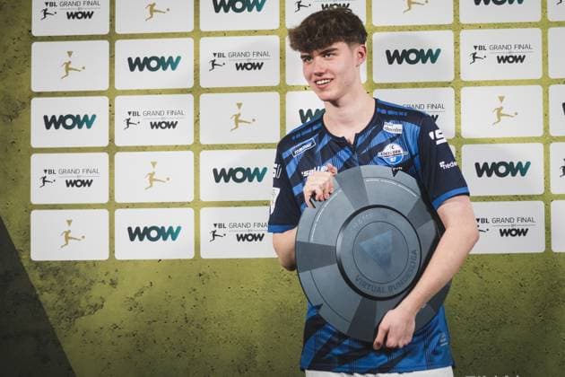 Virtual Bundesliga Grand Final by WOW; 21.04.2024 Jonas Wirth (Jonny, SC Paderborn 07) im Jubel, Die Meisterscheibe der Virtual Bundesliga Grand Final by WOW. Virtual Bundesliga Grand Final by WOW; 21.04.2024