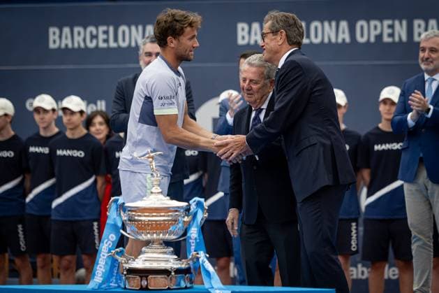 Casper Ruud (Norway) received de Conde de Godo trophy after the final ATP, Tennis Herren 500 Barcelona Open Banc Sabadell 2024 match at Real Club de Tenis de Barcelona, in Barcelona, Spain on April 21, 2024. Photo by Felipe Mondino Copyright: x@FELIPExMONDINOx