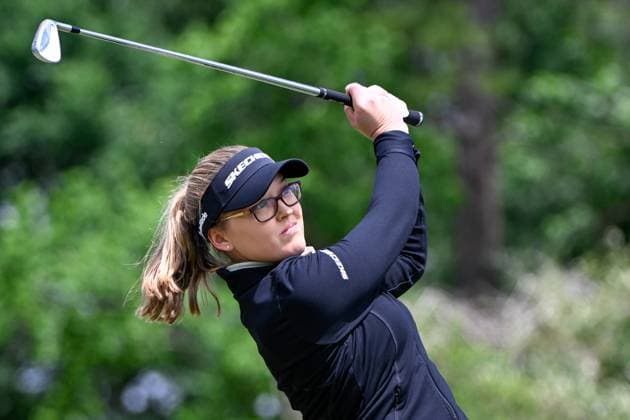 THE WOODLANDS, TX - APRIL 21: Brooke M. Henderson (CAN) watches her tee shot on 3 during the final round of the Chevron Championship at The Club at Carlton Woods on April 21, 2024 in The Woodlands, Texas. (Photo by Ken Murray Icon Sportswire) GOLF: APR 21 LPGA, Golf Damen The Chevron Championship EDITORIAL USE ONLY Icon240421061