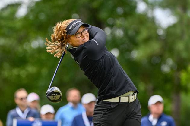 THE WOODLANDS, TX - APRIL 21: Brooke M. Henderson (CAN) watches her tee shot on 2 during the final round of the Chevron Championship at The Club at Carlton Woods on April 21, 2024 in The Woodlands, Texas. (Photo by Ken Murray Icon Sportswire) GOLF: APR 21 LPGA, Golf Damen The Chevron Championship EDITORIAL USE ONLY Icon240421038