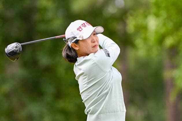 THE WOODLANDS, TX - APRIL 21: Jin Hee Im (KOR) watches her tee shot on 2 during the final round of the Chevron Championship at The Club at Carlton Woods on April 21, 2024 in The Woodlands, Texas. (Photo by Ken Murray Icon Sportswire) GOLF: APR 21 LPGA, Golf Damen The Chevron Championship EDITORIAL USE ONLY Icon240421037