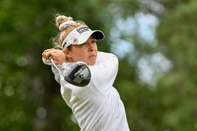 THE WOODLANDS, TX - APRIL 21: Nelly Korda (USA) watches her tee shot on 2 during the final round of the Chevron Championship at The Club at Carlton Woods on April 21, 2024 in The Woodlands, Texas. (Photo by Ken Murray Icon Sportswire) GOLF: APR 21 LPGA, Golf Damen The Chevron Championship EDITORIAL USE ONLY Icon240421039