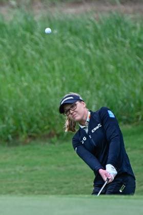 THE WOODLANDS, TX - APRIL 21: Brooke M. Henderson (CAN) chips up on to 2 during the final round of the Chevron Championship at The Club at Carlton Woods on April 21, 2024 in The Woodlands, Texas. (Photo by Ken Murray Icon Sportswire) GOLF: APR 21 LPGA, Golf Damen The Chevron Championship EDITORIAL USE ONLY Icon240421048