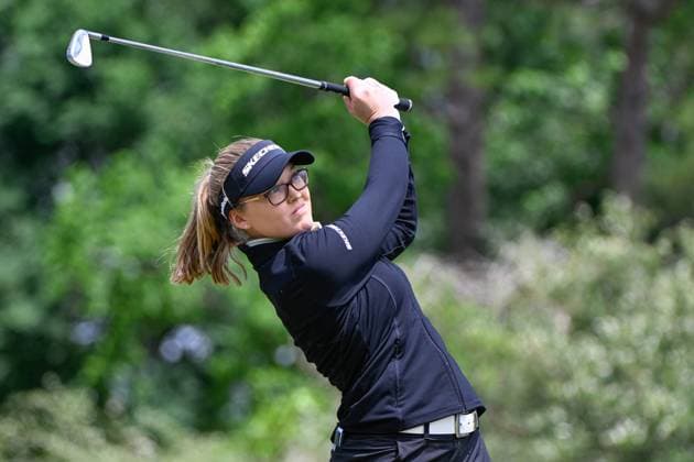 THE WOODLANDS, TX - APRIL 21: Brooke M. Henderson (CAN) watches her tee shot on 3 during the final round of the Chevron Championship at The Club at Carlton Woods on April 21, 2024 in The Woodlands, Texas. (Photo by Ken Murray Icon Sportswire) GOLF: APR 21 LPGA, Golf Damen The Chevron Championship EDITORIAL USE ONLY Icon240421060