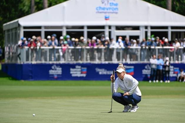 THE WOODLANDS, TX - APRIL 21: Nelly Korda (USA)lines up her long birdie putt on 9 during the final round of the Chevron Championship at The Club at Carlton Woods on April 21, 2024 in The Woodlands, Texas. (Photo by Ken Murray Icon Sportswire) GOLF: APR 21 LPGA, Golf Damen The Chevron Championship EDITORIAL USE ONLY Icon240421073