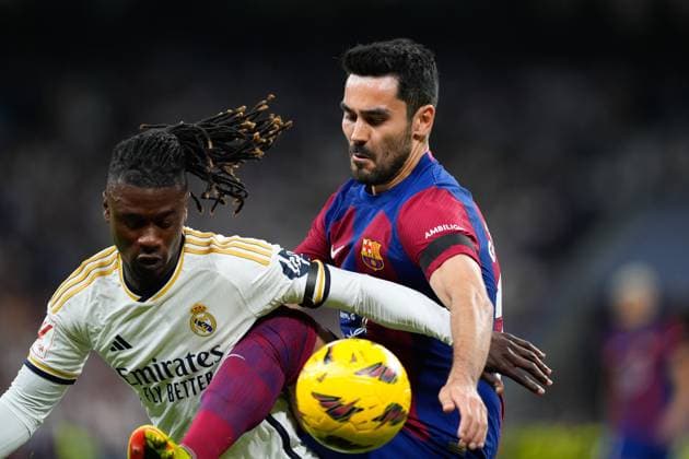 Sport Bilder des Tages April 21, 2024, Madrid, Madrid, SPAIN: Ilkay Gundogan of FC Barcelona, Barca and Eduardo Camavinga of Real Madrid in action during the Spanish League, LaLiga EA Sports, football match played between Real Madrid and FC Barcelona at Santiago Bernabeu stadium on April 21, 2024 in Madrid, Spain. Madrid SPAIN - ZUMAa181 20240421_zaa_a181_048 Copyright: xOscarxJ.xBarrosox