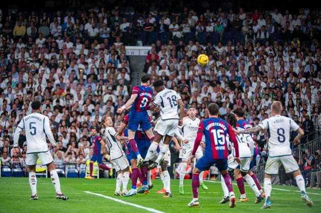Real Madrid vs FC Barcelona, Barca - LaLiga EA Sports 2023 2024 MADRID, SPAIN - APRIL 21: Robert Lewandowski of FC Barcelona (L) seen fighting for the ball against Aurelien Tchouameni of Real Madrid (R) during the La Liga EA Sports 2023 24 football match between Real Madrid vs FC Barcelona at Estadio Santiago Bernabeu on April 21, 2024 in Madrid, Spain. Madrid Estadio Santiago Bernabeu Madrid Spain Copyright: xAlbertoxGardinx AGardin_20240421_football_liga_Real_Madrid_Barcelona_155