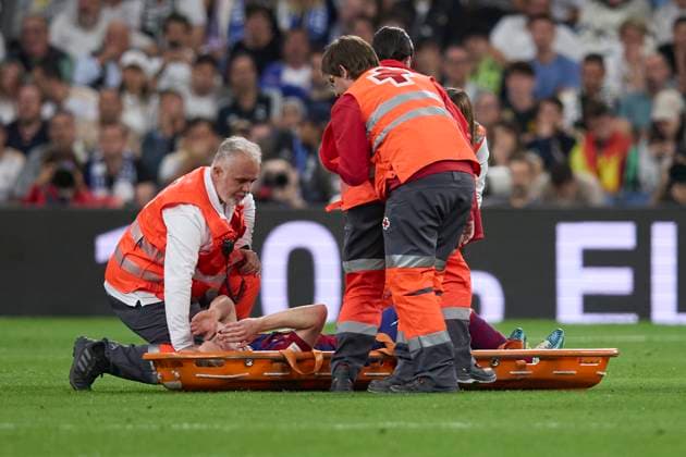 Sport Themen der Woche KW16 Sport Bilder des Tages Frenkie de Jong FC Barcelona, Barca lies injured on the pitch, La Liga EA Sports match round 32, Real Madrid v Futbol Club Barcelona, Santiago Bernabeu Stadium, April 21, 2024, Madrid, Spain.