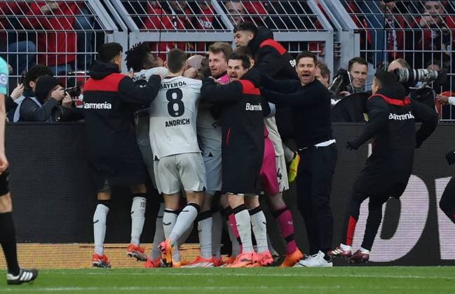 Jubel 1:1 nach dem Treffer von Josip Stanisic (Bayer 04 Leverkusen), vorne v.re., Trainer Xabi Alonso (Bayer 04 Leverkusen), Jonas Hofmann (Bayer 04 Leverkusen), Torwart Lukas Hradecky (Bayer 04 Leverkusen), Robert Andrich (Bayer 04 Leverkusen) 21.04.2024, Fussball 1. Bundesliga, 30. Spieltag, Saison 2023 2024 Borussia Dortmund - Bayer 04 Leverkusen 1:1 Foto: Weis TEAM2 DFL regulations prohibit any use of photographs as image sequences and or quasi-video Dortmund Signal Iduna Park Nordrhein Westfalen Deutschland